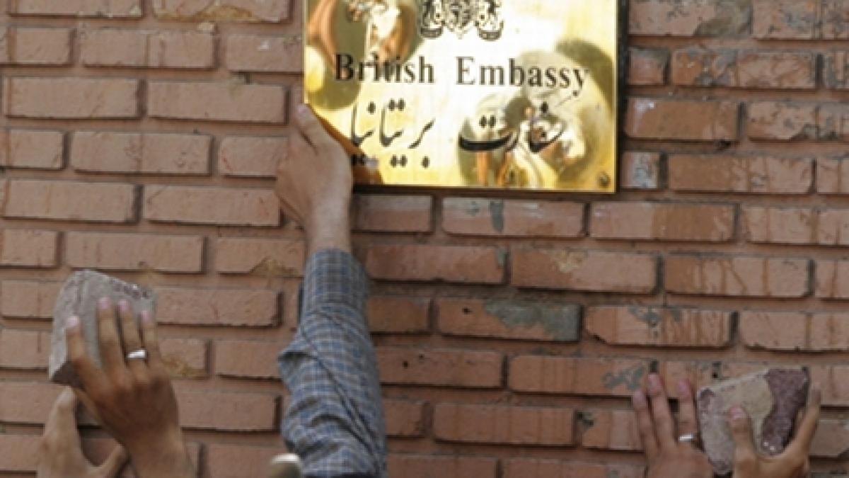 Numeroşi protestatari iranieni au pătruns în sediul ambasadei britanice din Teheran