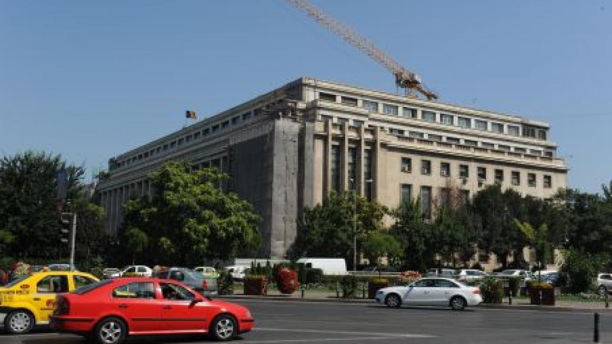 Revoluţionarii au protestat în faţa Guvernului şi au încercat să intre cu forţa în clădire