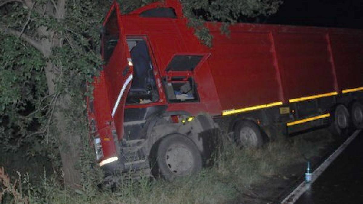 Tragic accident pe E70. Patru persoane au murit, după ce maşina lor s-a izbit frontal de un TIR