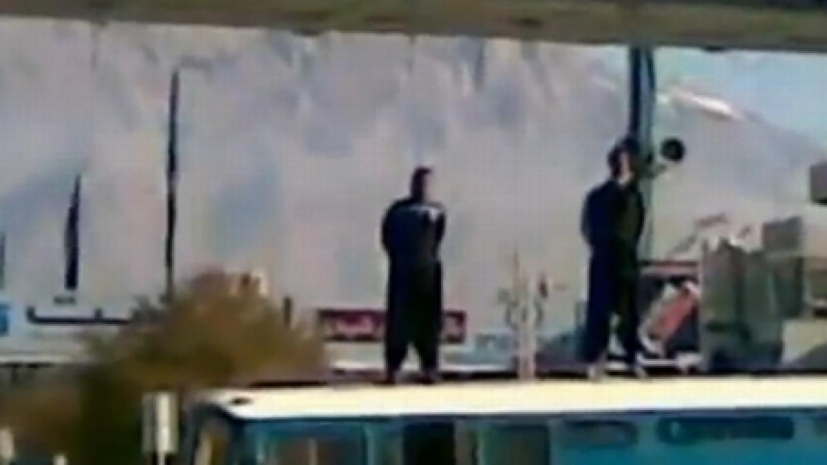 IMAGINI ŞOCANTE: Violatori executaţi în public, în Iran