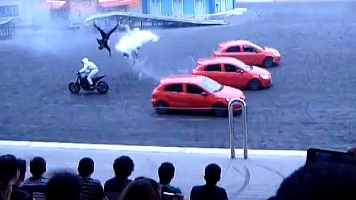 Show extrem în Brazilia: Un motociclist a fost lovit brutal de o maşină. Imagini şocante!