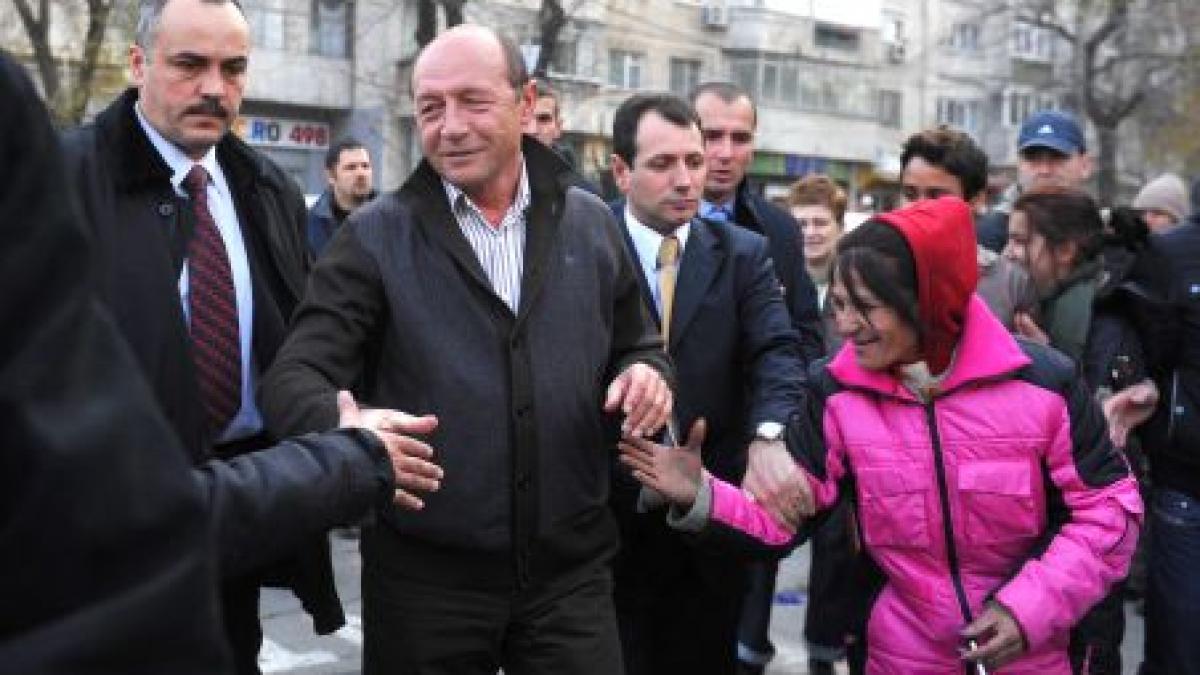 Un bărbat i-a pupat mâna lui Traian Băsescu în Piaţa Obor din Bucureşti