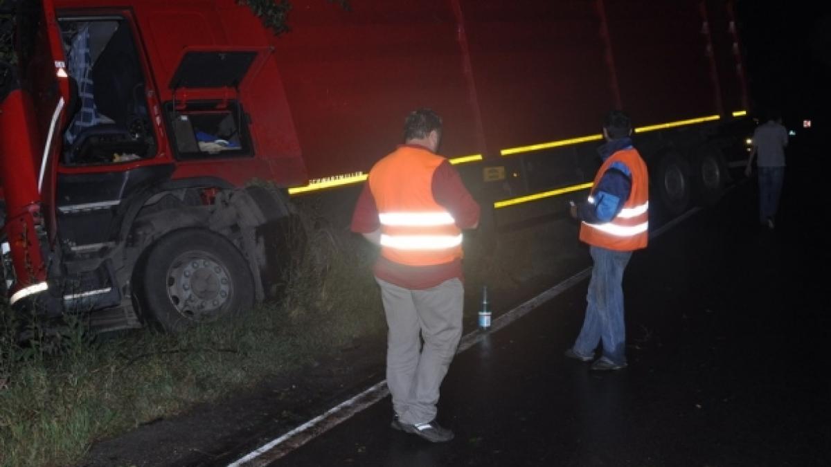 Familie distrusă în urma unui accident. Un tată şi fiica lui au murit, după ce s-au izbit cu maşina de un tir