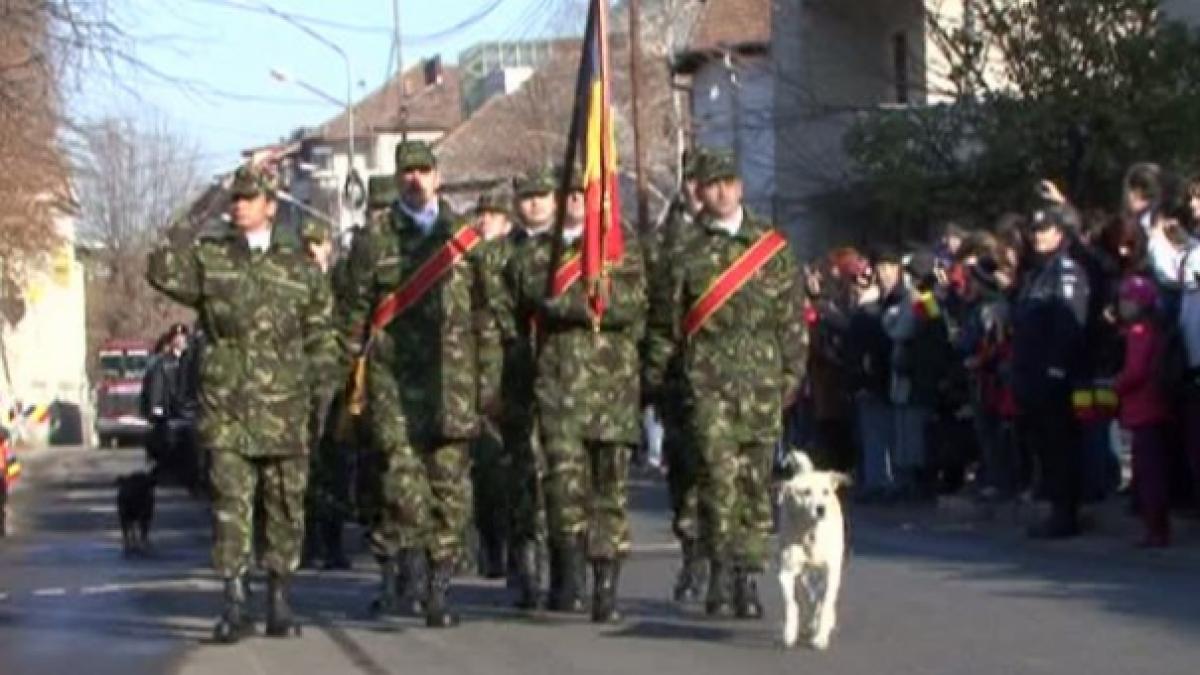 &quot;Înainte, marş&quot; a căpătat o nouă însemnătate. Momentul haios care a făcut senzaţie la paradă