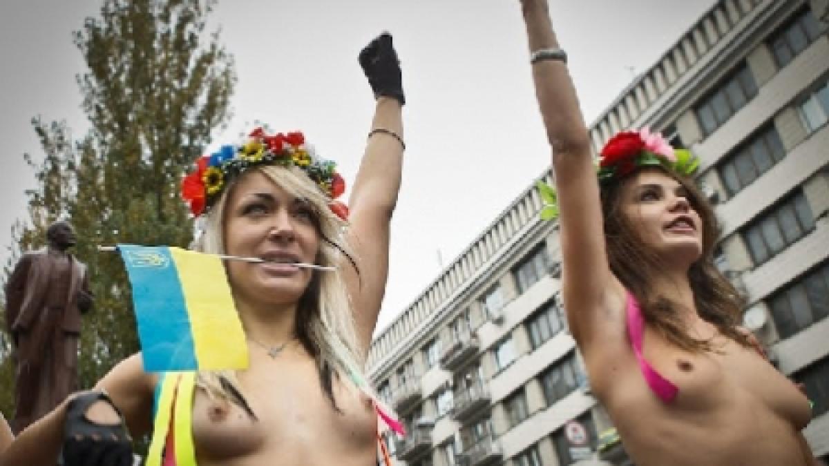 Ucrainencele au protestat topless la Stadionul Olimpic din Kiev: „Euro 2012 fără prostituţie“ şi „UEFA ne-a atacat porţile“