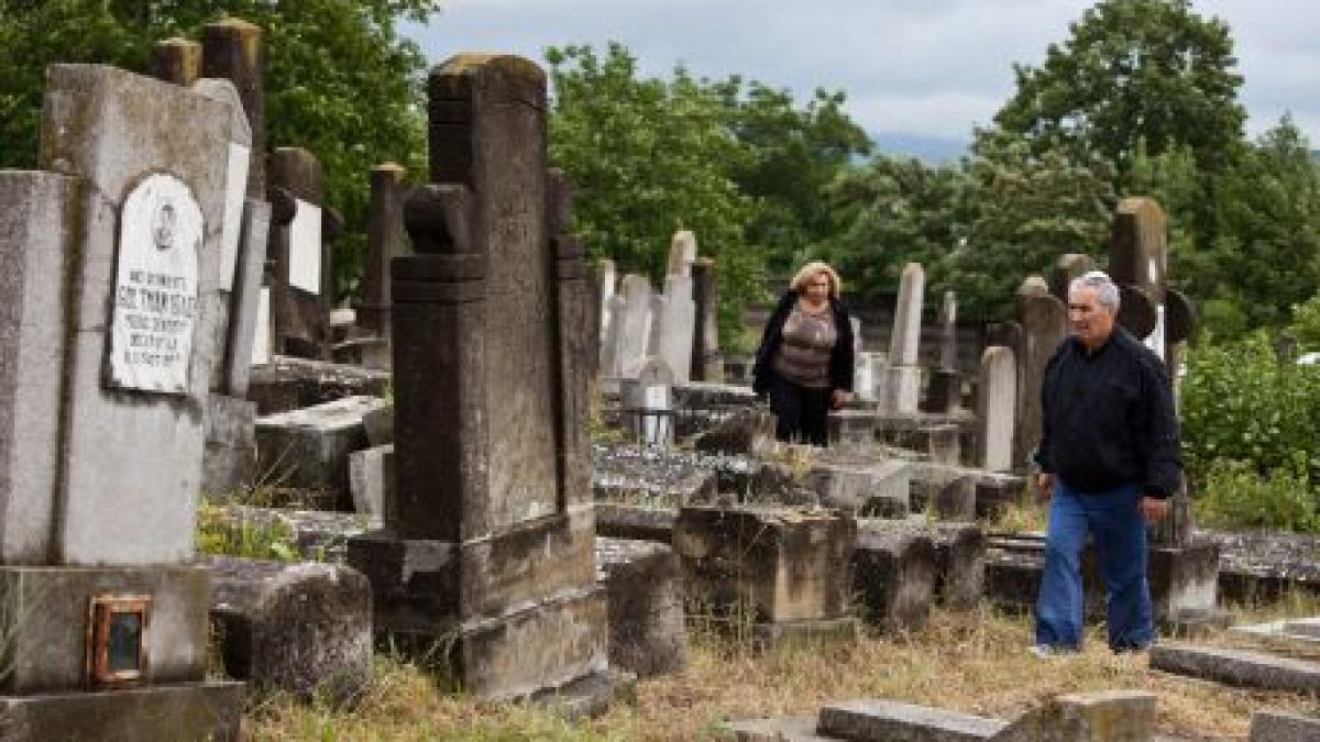 Trei tineri au distrus mai multe monumente funerare dintr-un cimitir în judeţul Botoşani