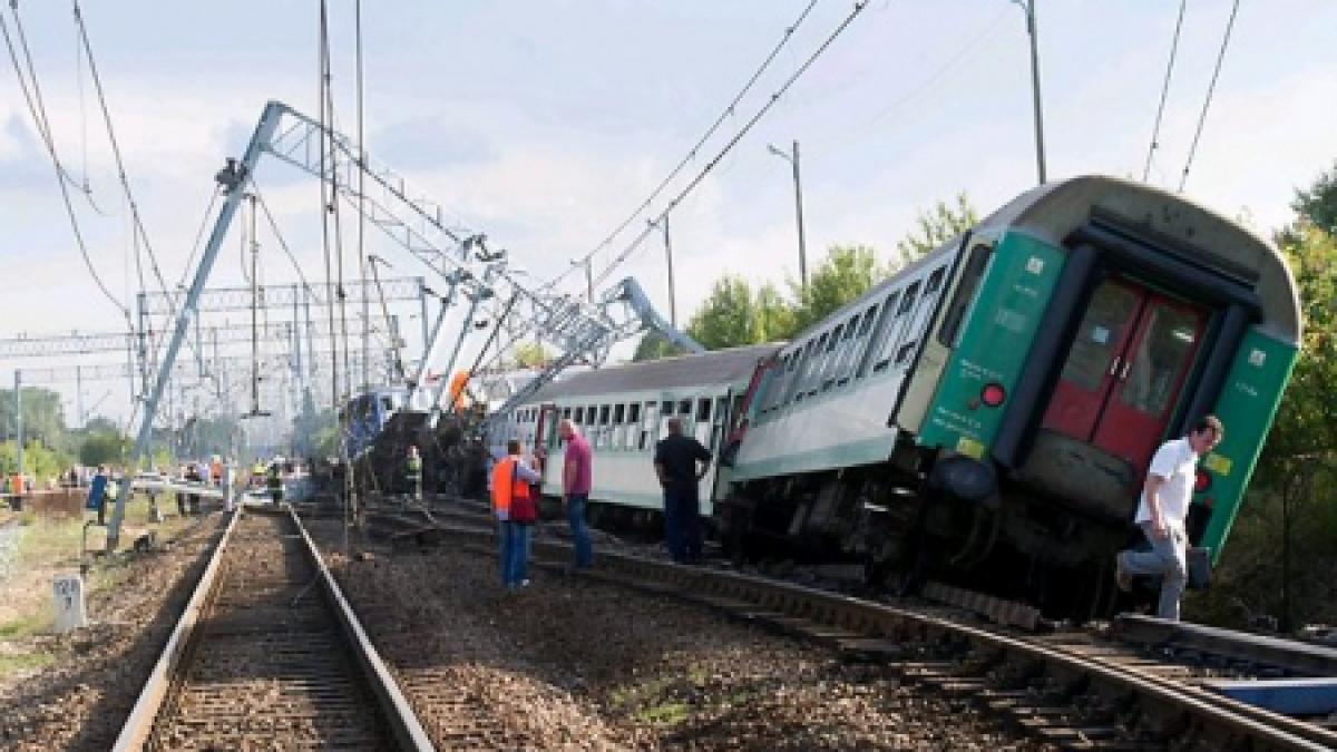 Două vagoane ale unui tren personal au deraiat în Bacău