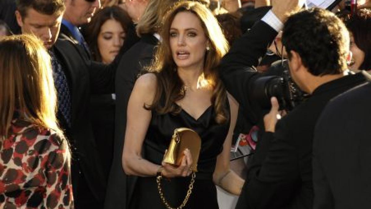 Angelina Jolie a debutat ca regizor: A avut loc premiera de gala a filmului &quot;In the Land of Blood and Honey&quot; 