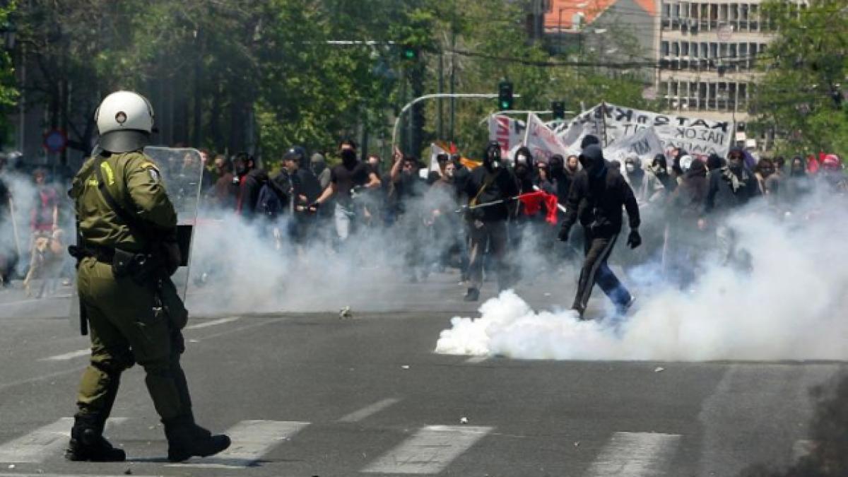 Confruntări violente în Atena: Protestatarii s-au luat la bătaie cu forţele de ordine