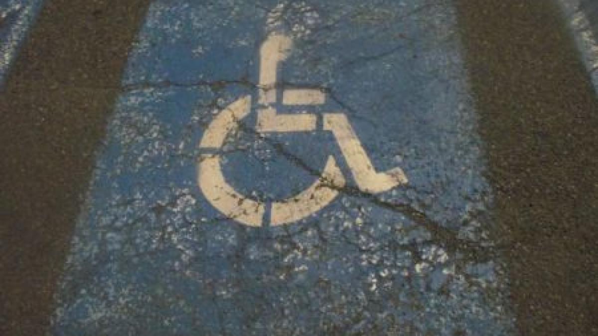 După cum îi parchează şoferul maşina, ai putea să zici că e handicapat! Maşina unui deputat, pe locurile pentru cei cu dizabilităţi 