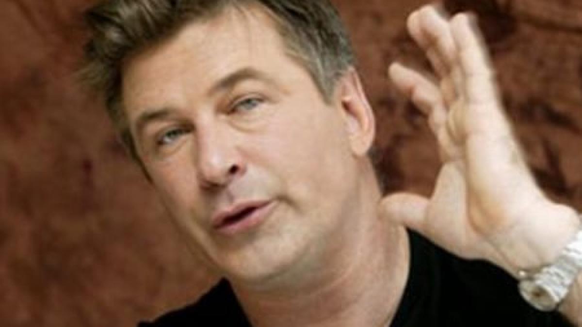 Alec Baldwin se ţine de şotii: A fost dat jos din avion pentru că s-a jucat pe telefonul mobil