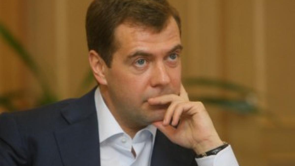 Dmitri Medvedev, pe Twitter: Este un bou f***t în gură! Vezi cum a scăpat înjurătura prezidenţială