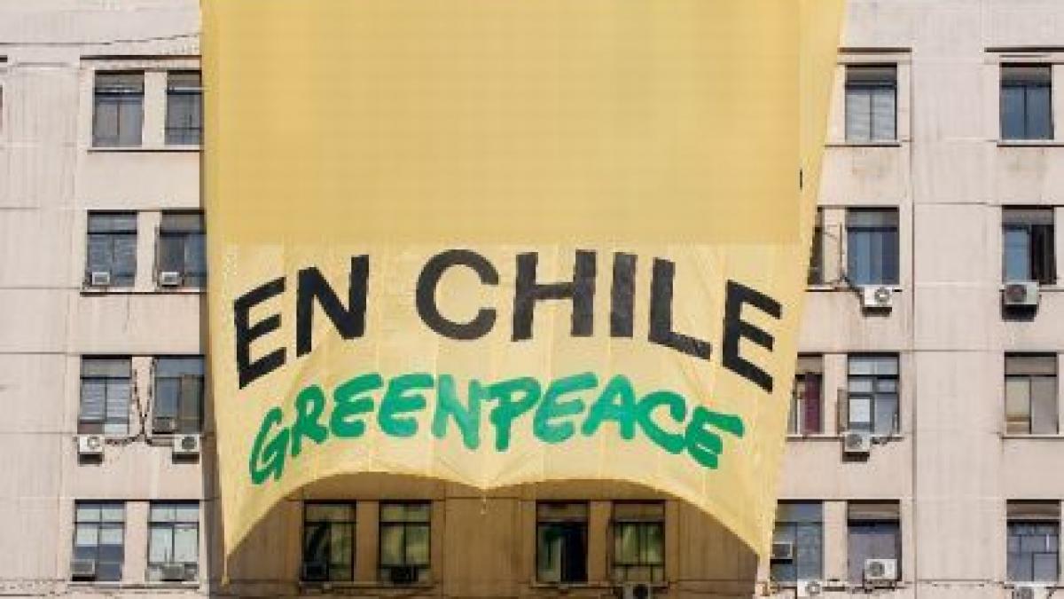 Protest Greenpeace: Militanţii s-au urcat pe un zgârie-nori şi au desfăşurat o lozincă uriaşă