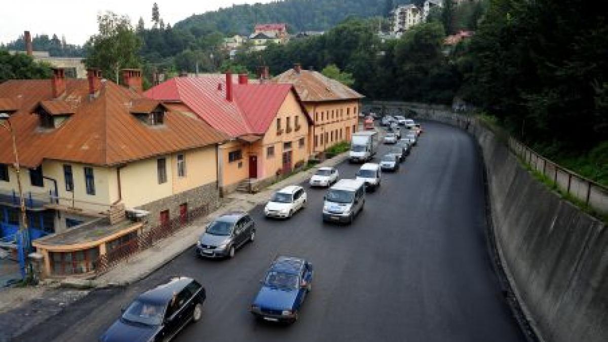 Trafic blocat sâmbătă pe principala arteră din Sinaia. Vezi care este motivul