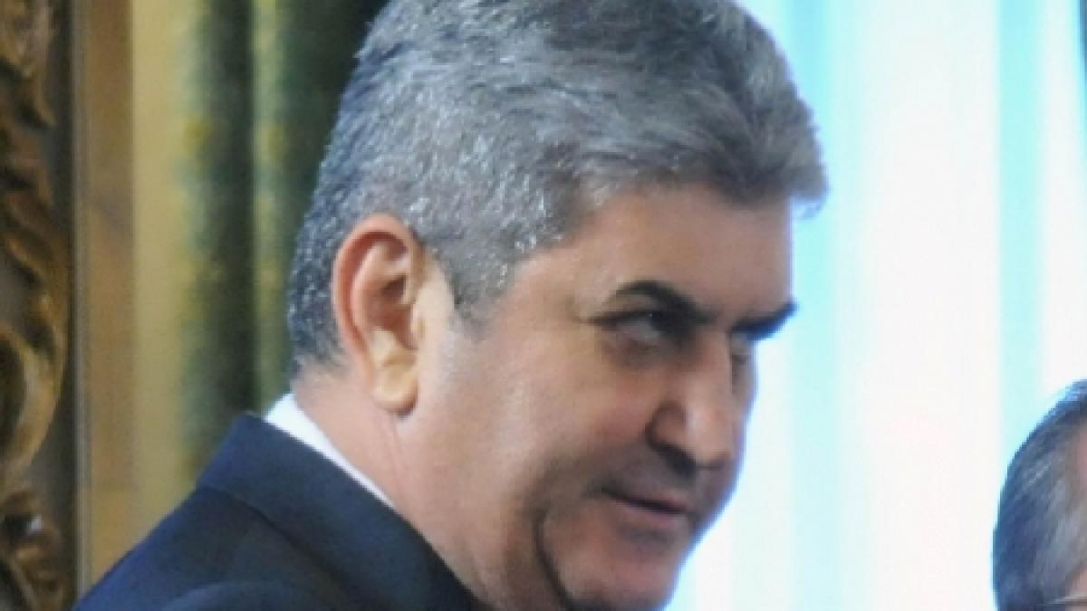 Un colonel în rezervă îl numeşte &quot;cinic şi fără prejudecată&quot; pe ministrul Apărării Gabriel Oprea