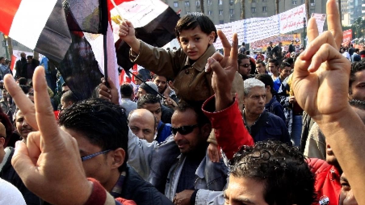 Noi ciocniri violente între protestatari şi forţele armate în Cairo. Trei persoane au fost ucise