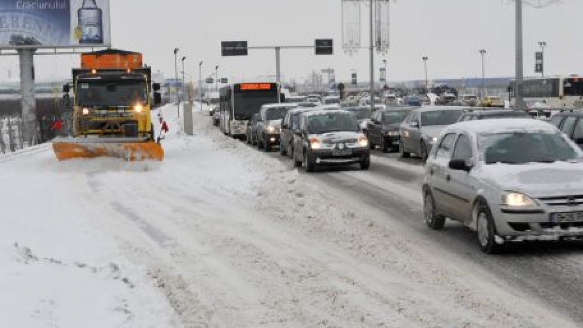 Circulaţia pe drumurile naţionale din zonele înalte se desfăşoară cu greutate