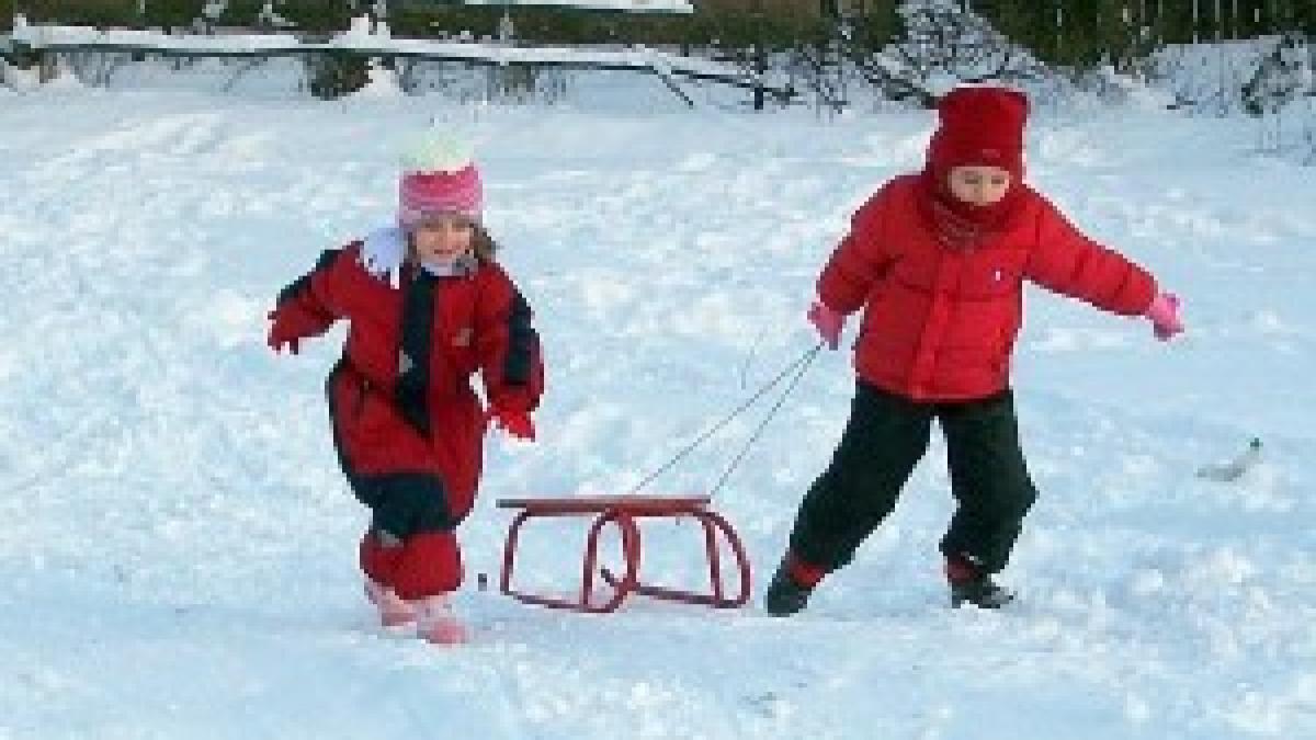 Pârtieeee! Sute de români s-au bucurat de zăpada căzută în weekend şi au luat cu asalt pârtiile