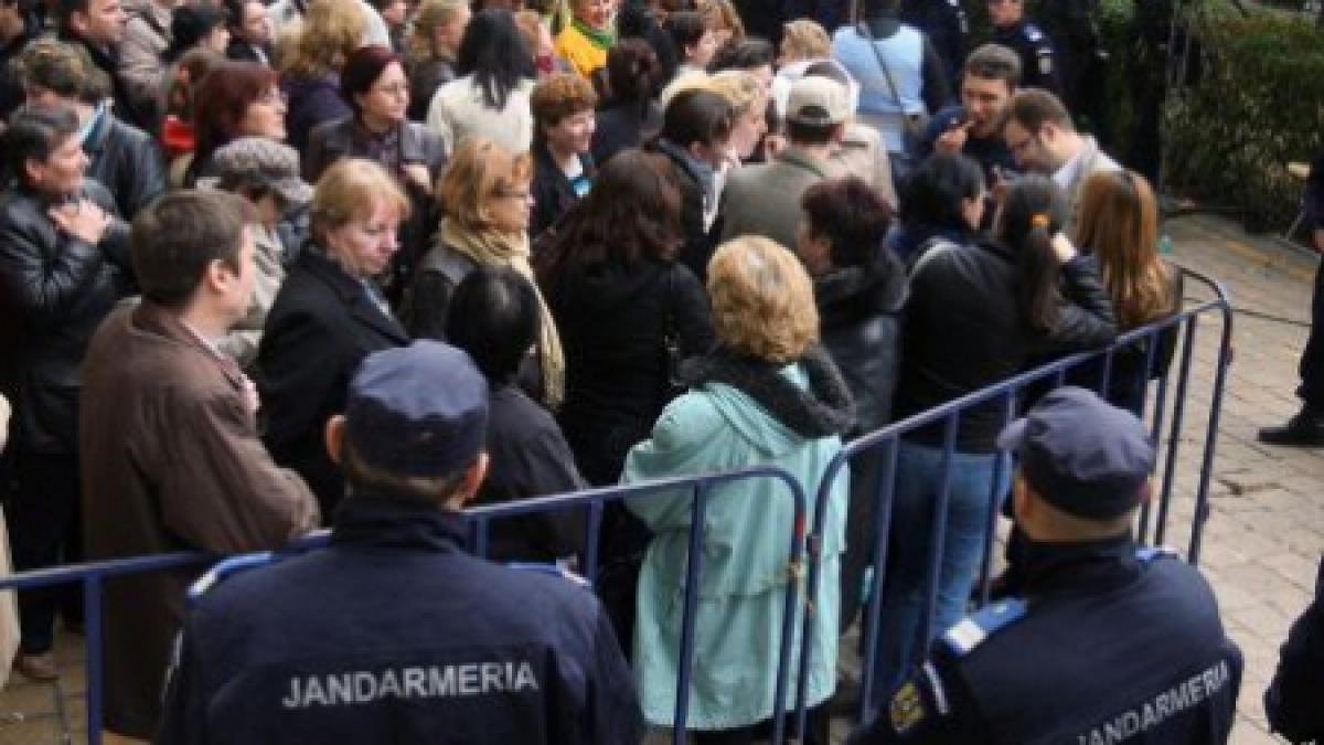 Revoluţionarii protestează în Piaţa Victoriei din Bucureşti. Vezi care sunt nemulţumirile lor