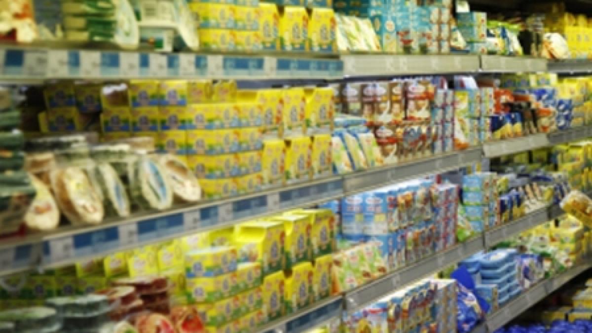 Studiu: 72,2 % dintre români au redus consumul sau au cumpărat produse mai ieftine