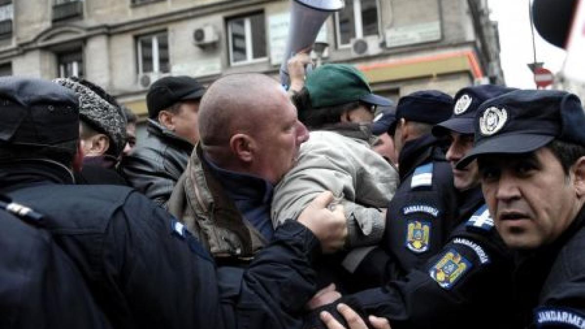 Traficul rutier din centrul Capitalei, îngreunat din cauza protestului revoluţionarilor. Protestatarii s-au îmbrâncit cu jandarmii