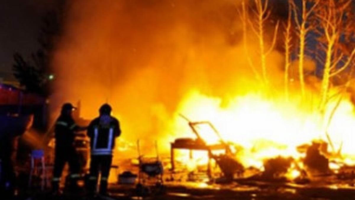 Incendiul la un cămin de bătrâni din Ciacova a fost stins