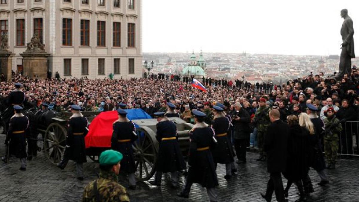 Procesiune impresionantă în Praga. Mii de oameni şi-au luat adio de la Vaclav Havel