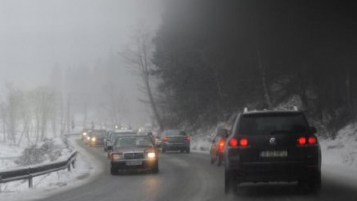 Trafic infernal pe Valea Prahovei. Se circulă în coloană pe ambele sensuri de mers