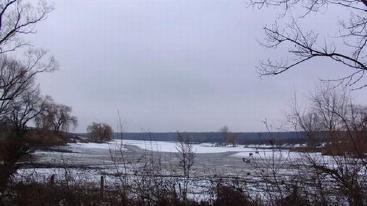 Doi fraţi, de 9 şi 11 ani, au murit înecaţi. Se jucau pe un lac, când gheaţa a cedat şi au căzut în apă