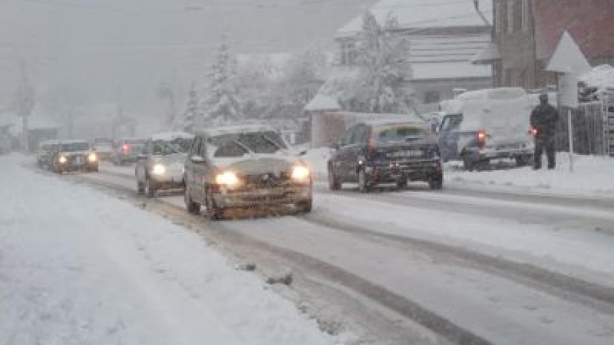 Vacanţa de la munte, încheiată &quot;în coloană&quot;. Blocajele în trafic i-au trezit la realitate pe turişti