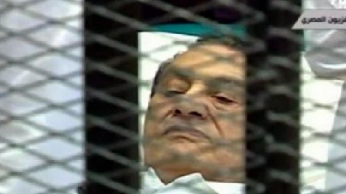 Hosni Mubarak, din nou pe targă la tribunal, pentru o nouă audiere în procesul său