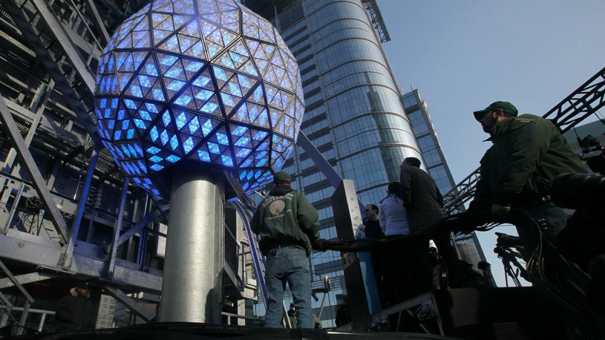 New York-ul, pregătit pentru Noul An. Celebrul glob de cristal din Times Square are peste 3.000 de cristale