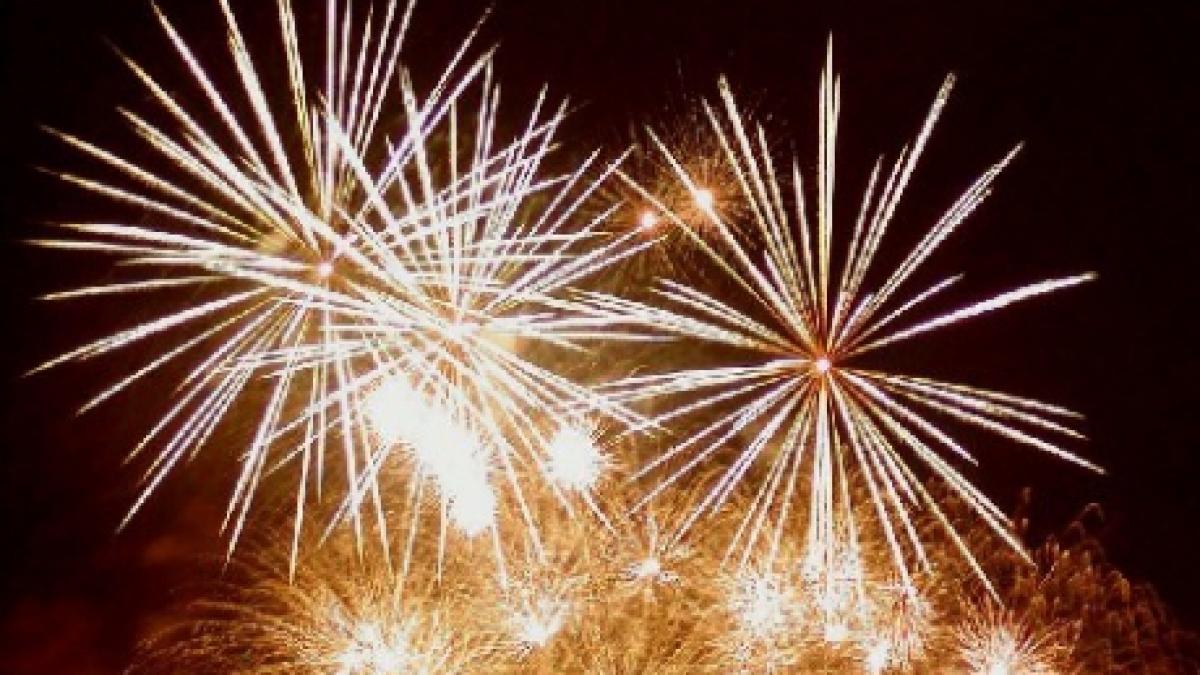 Spectacol şi foc de artificii la deschiderea oficială a sezonului de schi, pe pârtia Clăbucet din Predeal