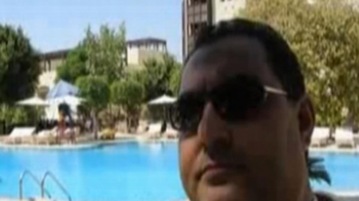 Interlopul Boenică le râde poliţiştilor în nas pe Facebook: Se distrează la piscina unui hotel dintr-un loc exotic