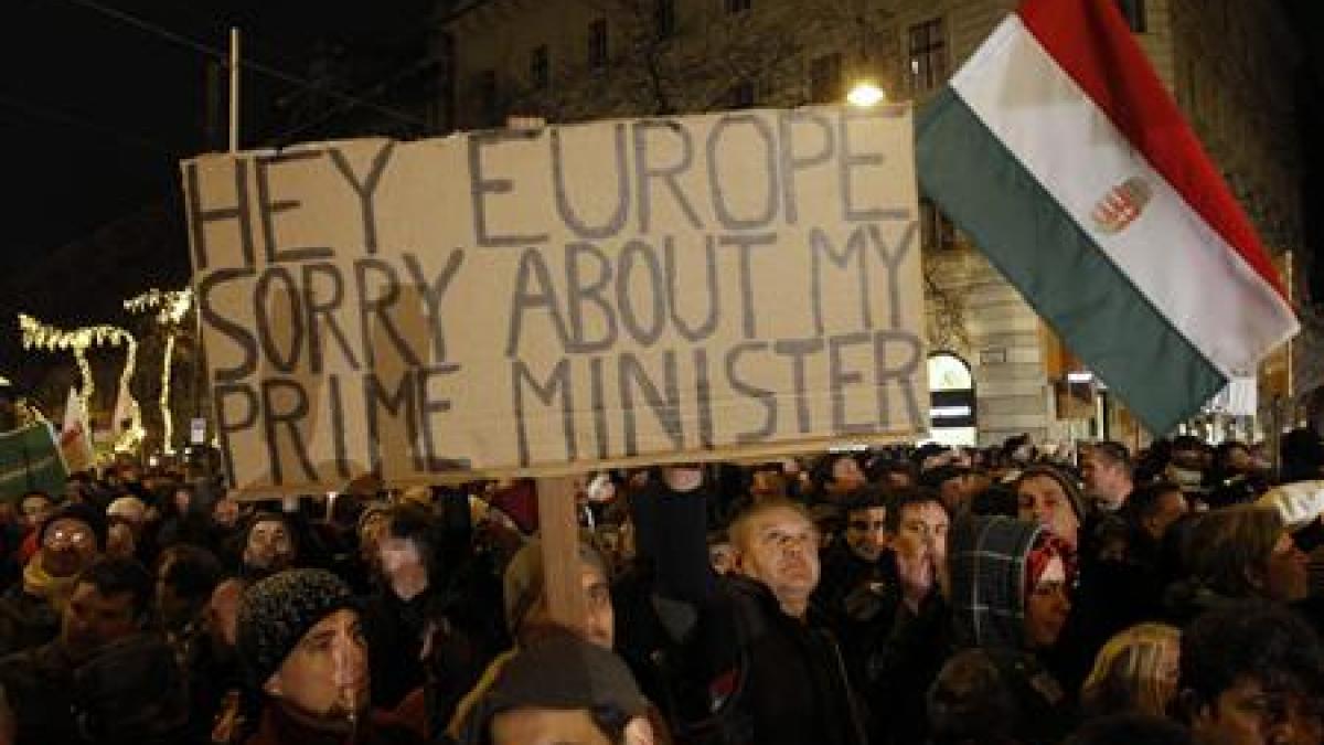 Zeci de mii de oameni au protestat la Budapesta faţă de noua Constituţie sub sloganul &quot;Dictatura lui Orban!&quot;