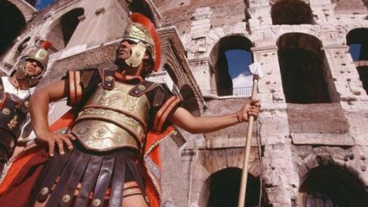 Atenţie cu cine vă fotografiaţi! Un român deghizat în centurion a agresat doi turişti în Roma