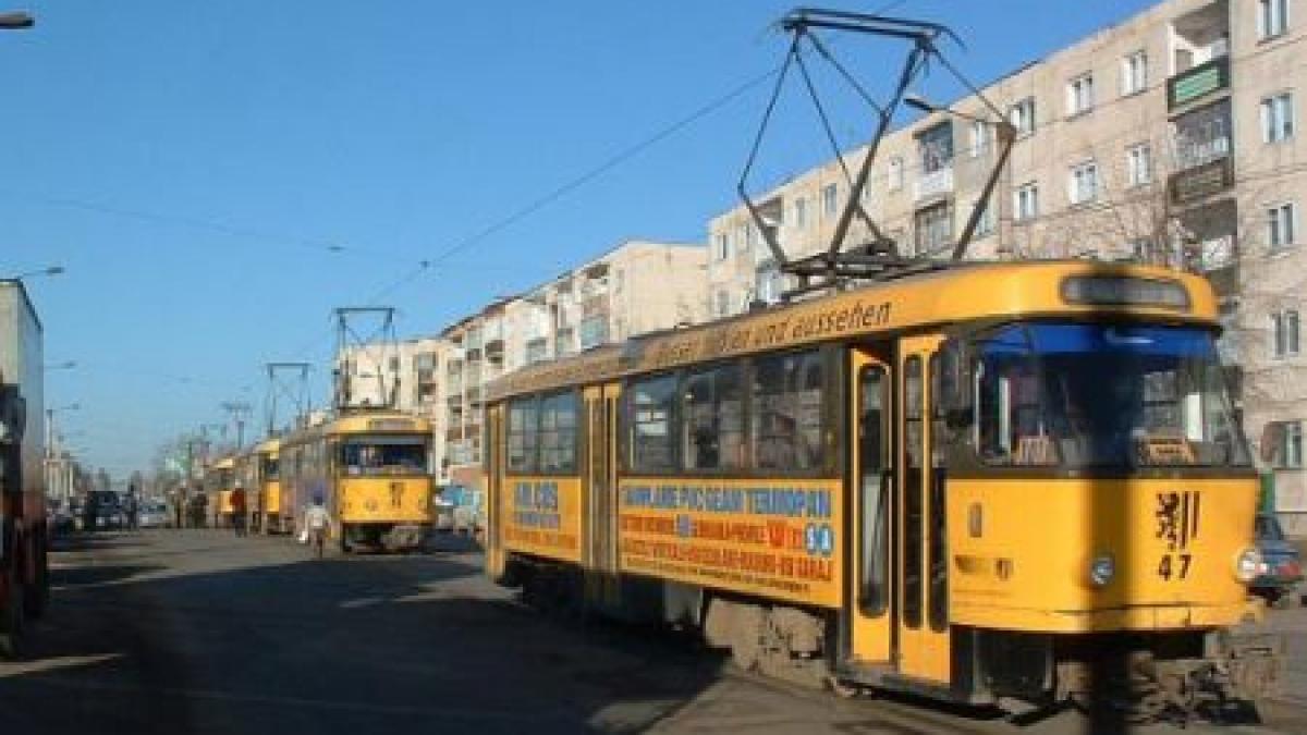 Bătrâneţe umilită. Au stat 10 ore în frig ca să poată merge gratuit cu tramvaiul