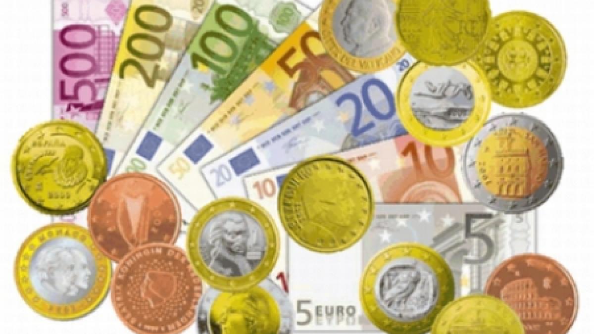 Leul pierde teren în faţa euro, dar creşte comparativ cu dolarul. Vezi cursul BNR