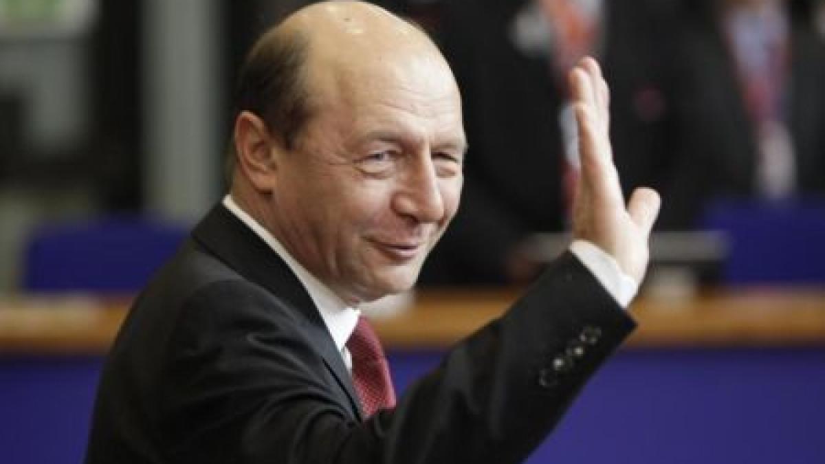 Băsescu a văzut noul model Dacia Lodgy, într-o vizită la Centrul de Design Dacia Renault din Bucureşti