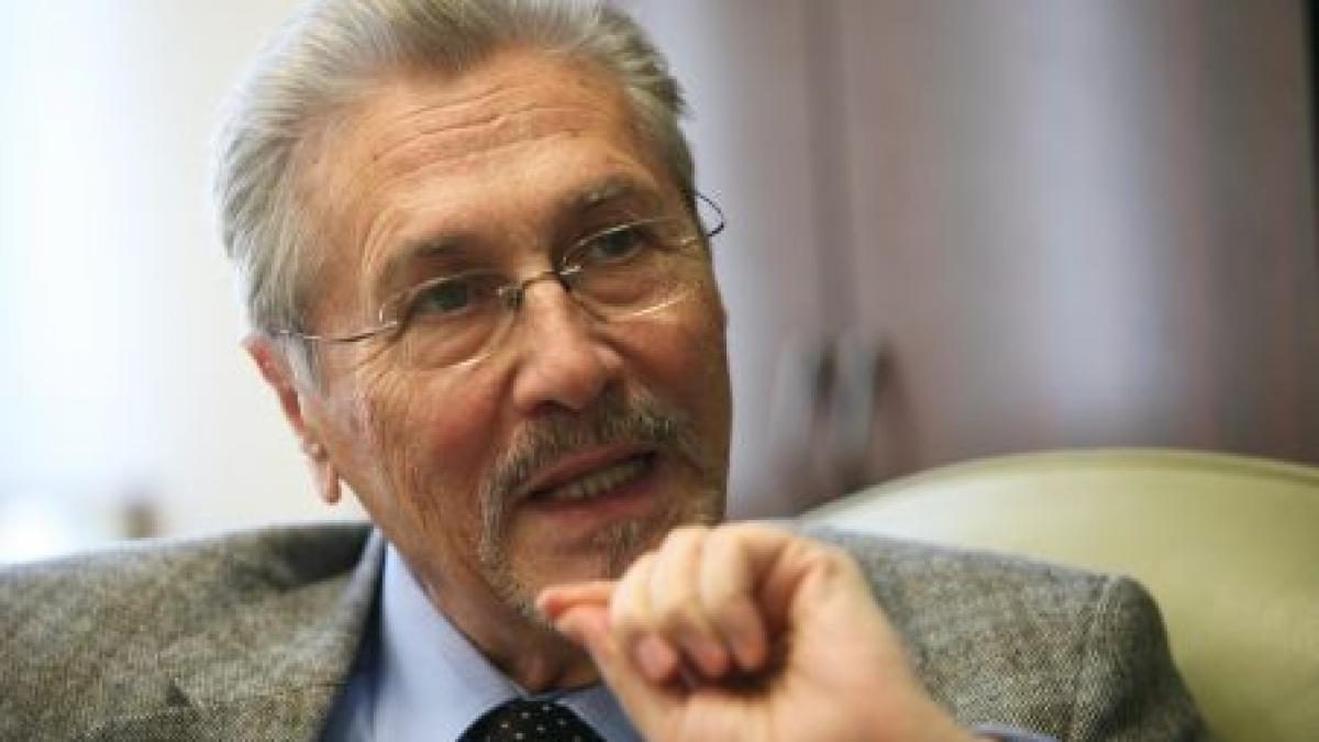 Emil Constantinescu: Românii obişnuiesc să trăiască mai mult în poveşti decât în realitate