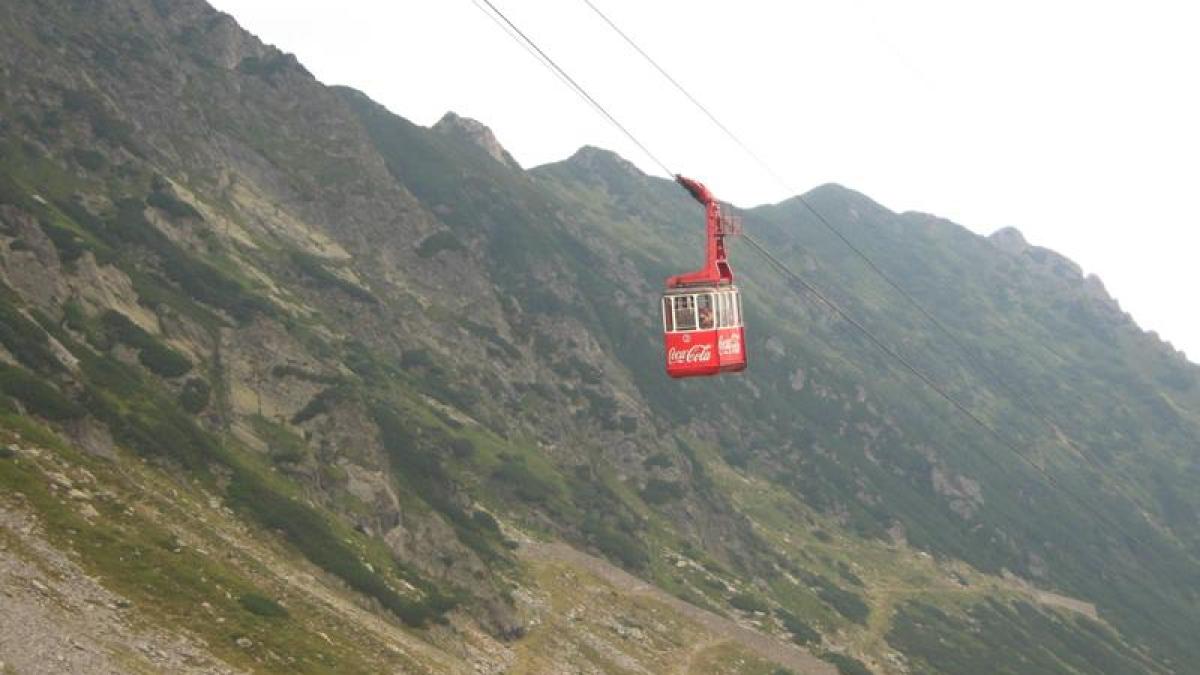 Zeci de turişti au rămas blocaţi la Bâlea Lac. Vântul puternic a oprit telecabina