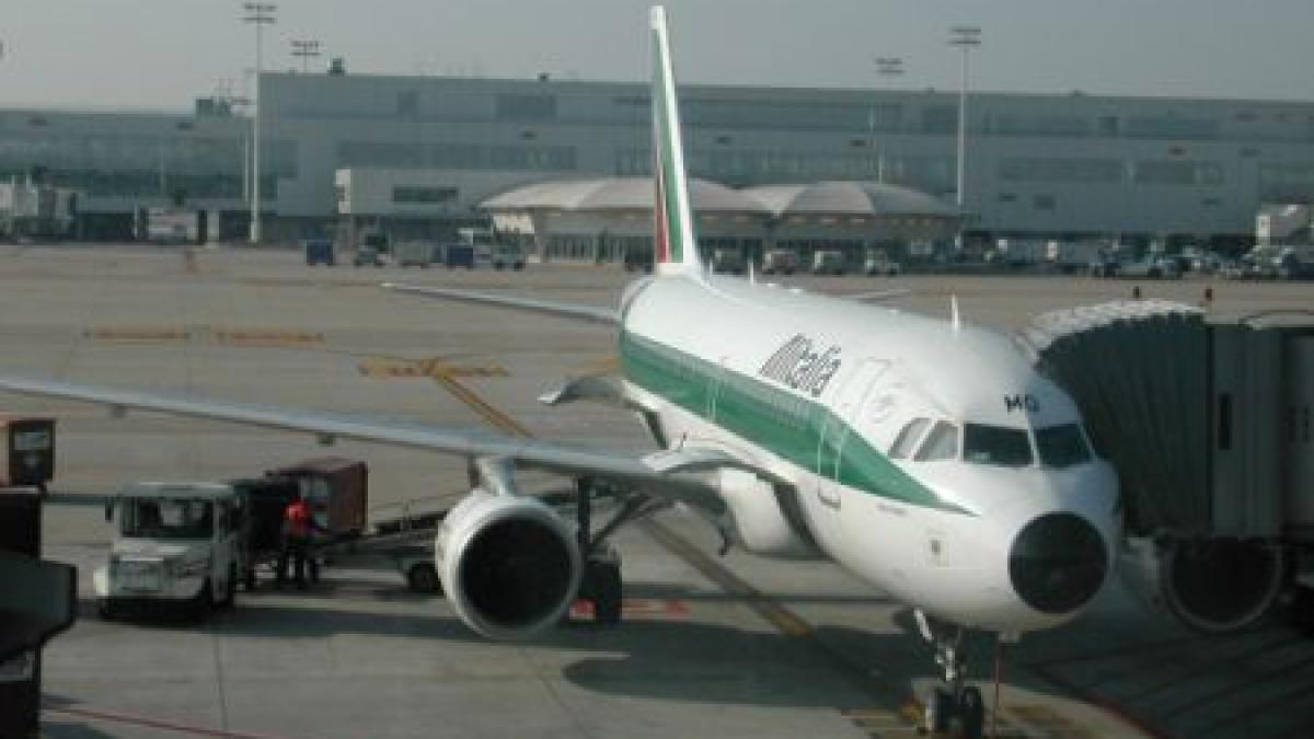 Un avion al companiei Alitalia, reţinut la sol pe aeroportul Otopeni din cauza unei probleme tehnice 