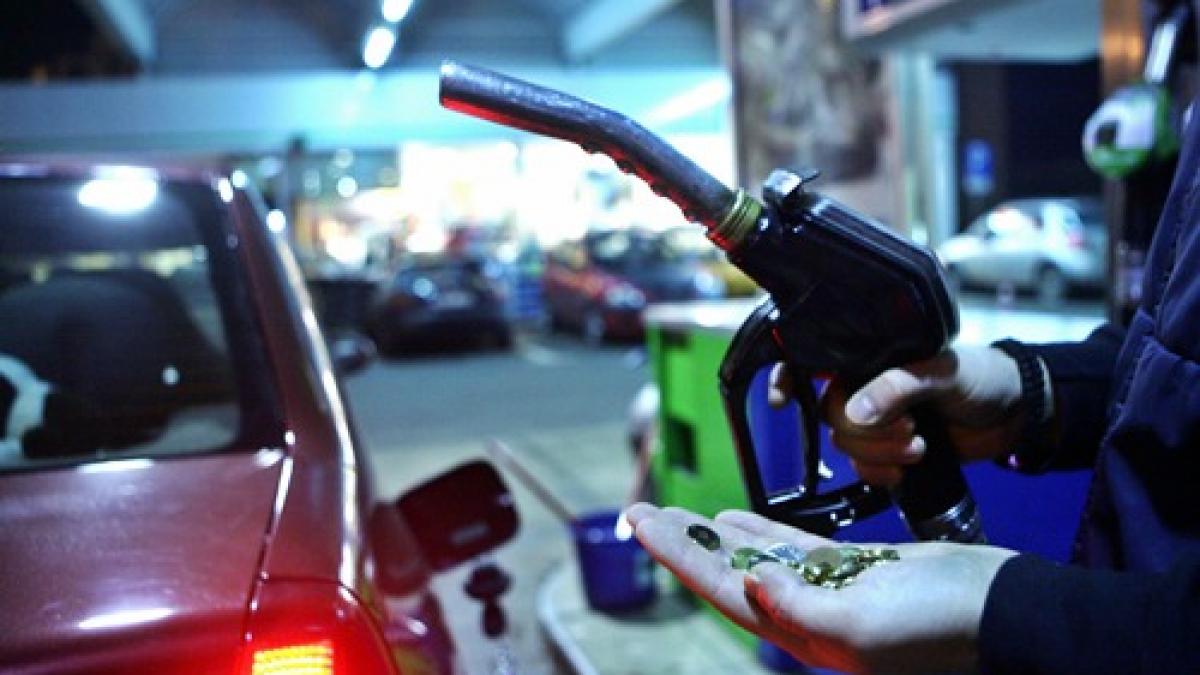 Mersul cu maşina va deveni un lux. Carburanţii s-au scumpit cu 84% în doi ani