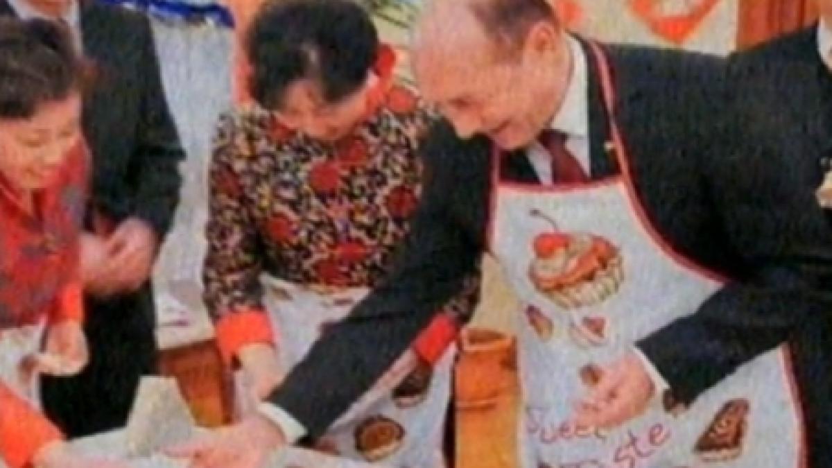 Traian Băsescu, bucătar-şef la Ambasada Chinei. Vezi cum s-a descurcat preşedintele în bucătăria asiatică