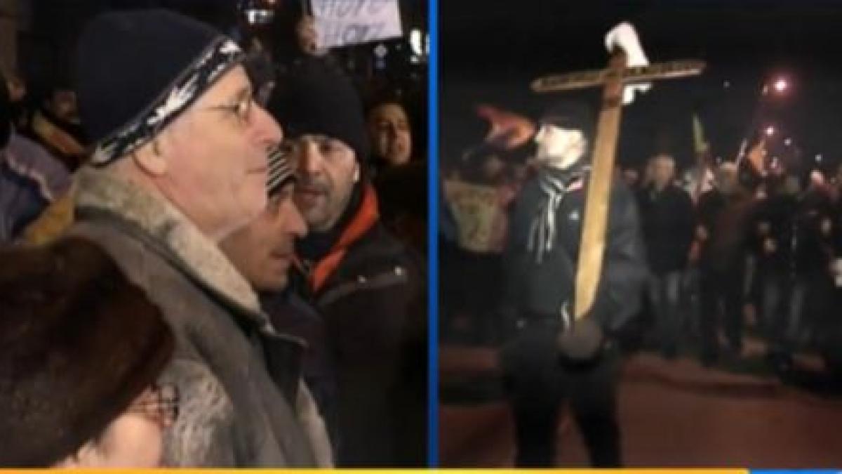 Proteste antiprezidenţiale la Cotroceni. Manifestanţii au fost legitimaţi şi trimişi acasă