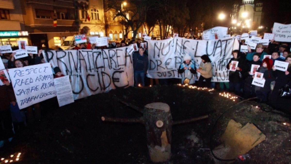 Proteste pentru susţinerea SMURD şi la Târgovişte. Circa 100 de persoane scandează lozinci antiprezidenţiale