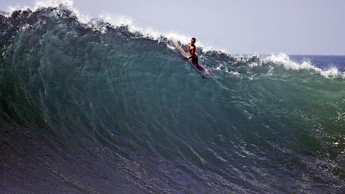 Valurile uriaşe din sudul Californiei i-au atras pe cei mai curajoşi surferi