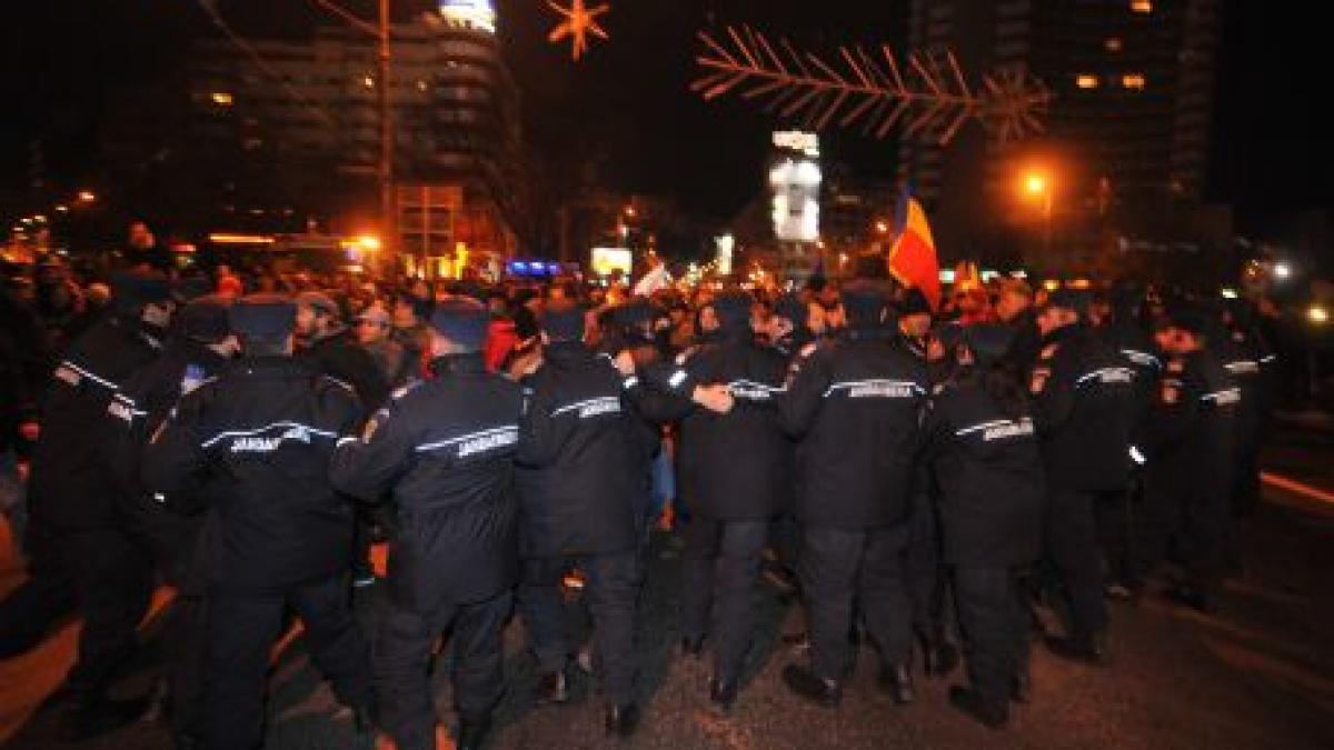 PROTESTE VIOLENTE ÎN BUCUREŞTI! Jandarmii au trimis oamenii acasă, după ce i-au amenințat cu folosirea forței