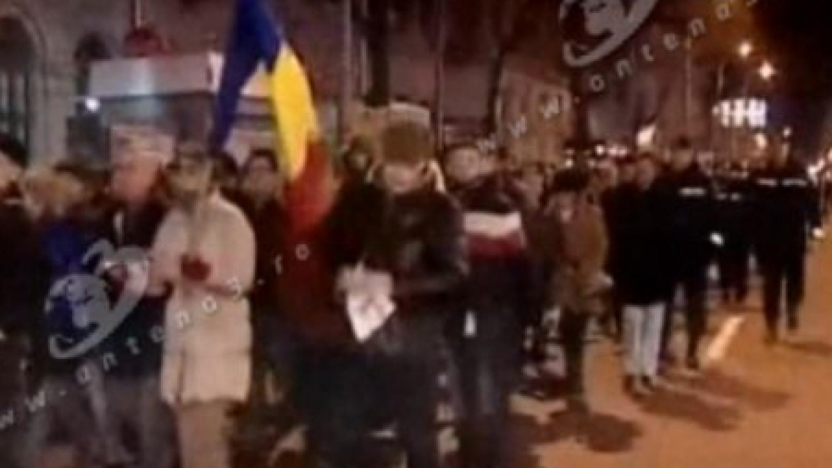 Arad: Numărul protestatarilor din Piaţa Revoluţiei a ajuns la peste cinci sute