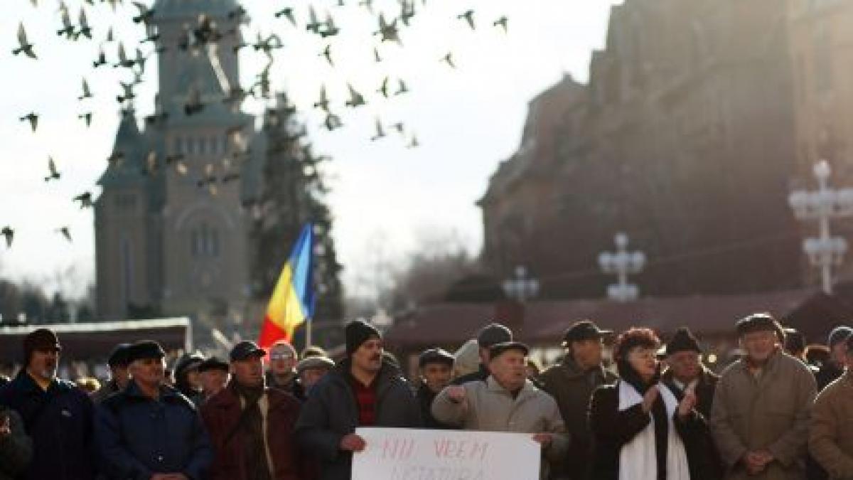 Peste 2.000 de persoane protestează în Timişoara. Printre acestea, şi suporteri ai Poli Timişoara